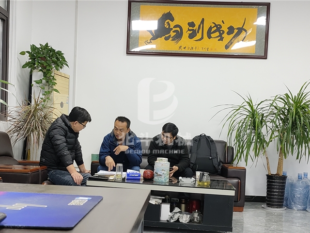 歡迎江西客戶(hù)到北斗考察木材炭化機(jī)