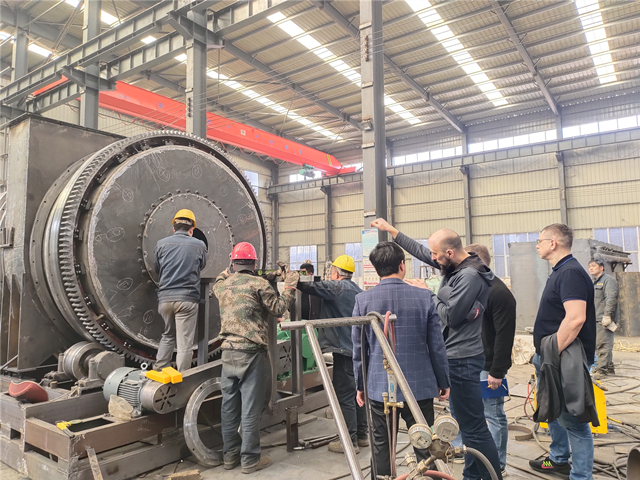 俄羅斯客戶不遠萬里來我廠了解多功能連續(xù)炭化機